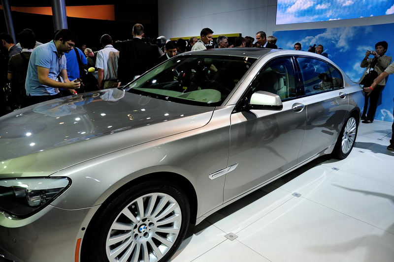 Illustration for article titled 2009 BMW 7-Series, ActiveHybrid Hit LA Show Floor